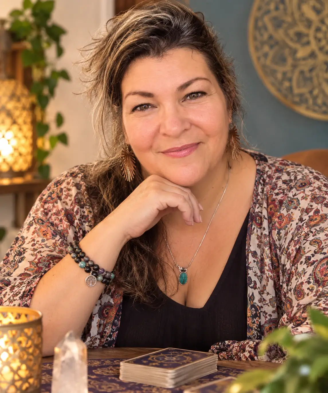 B. Lune, voyante et cartomancienne, à sa table de consultation, un jeu de tarot devant elle
