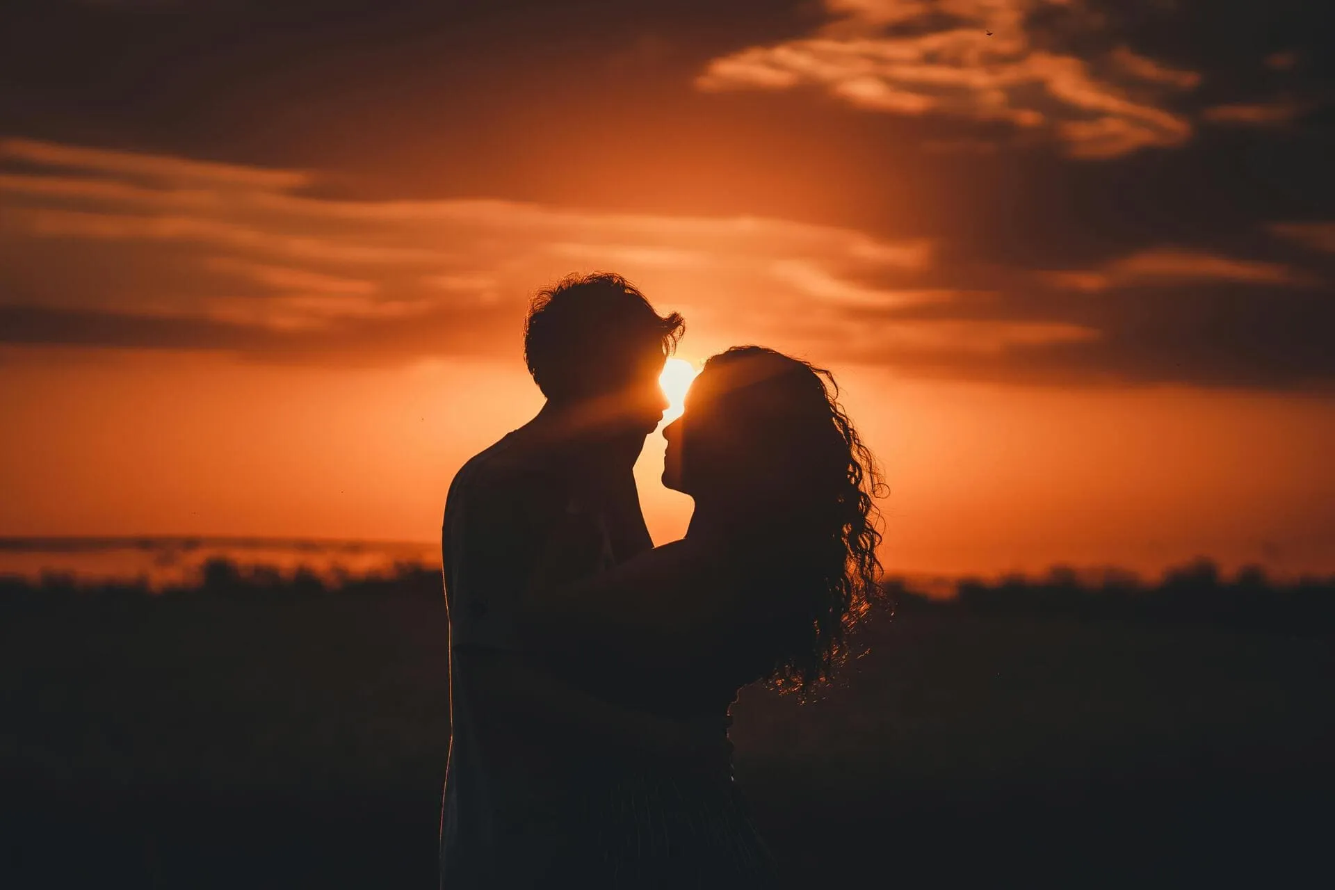 Silhouettes d'un homme et d'une femme