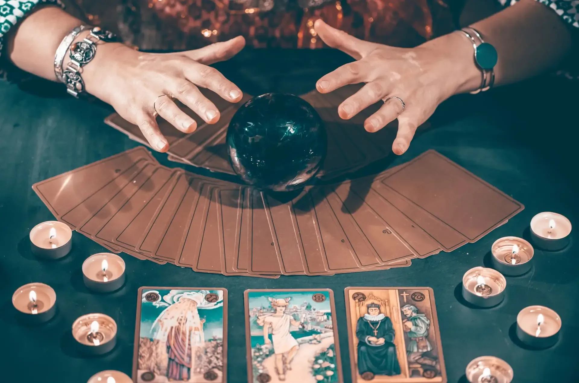 Table avec des cartes de voyance, des bougies et une boule de cristal