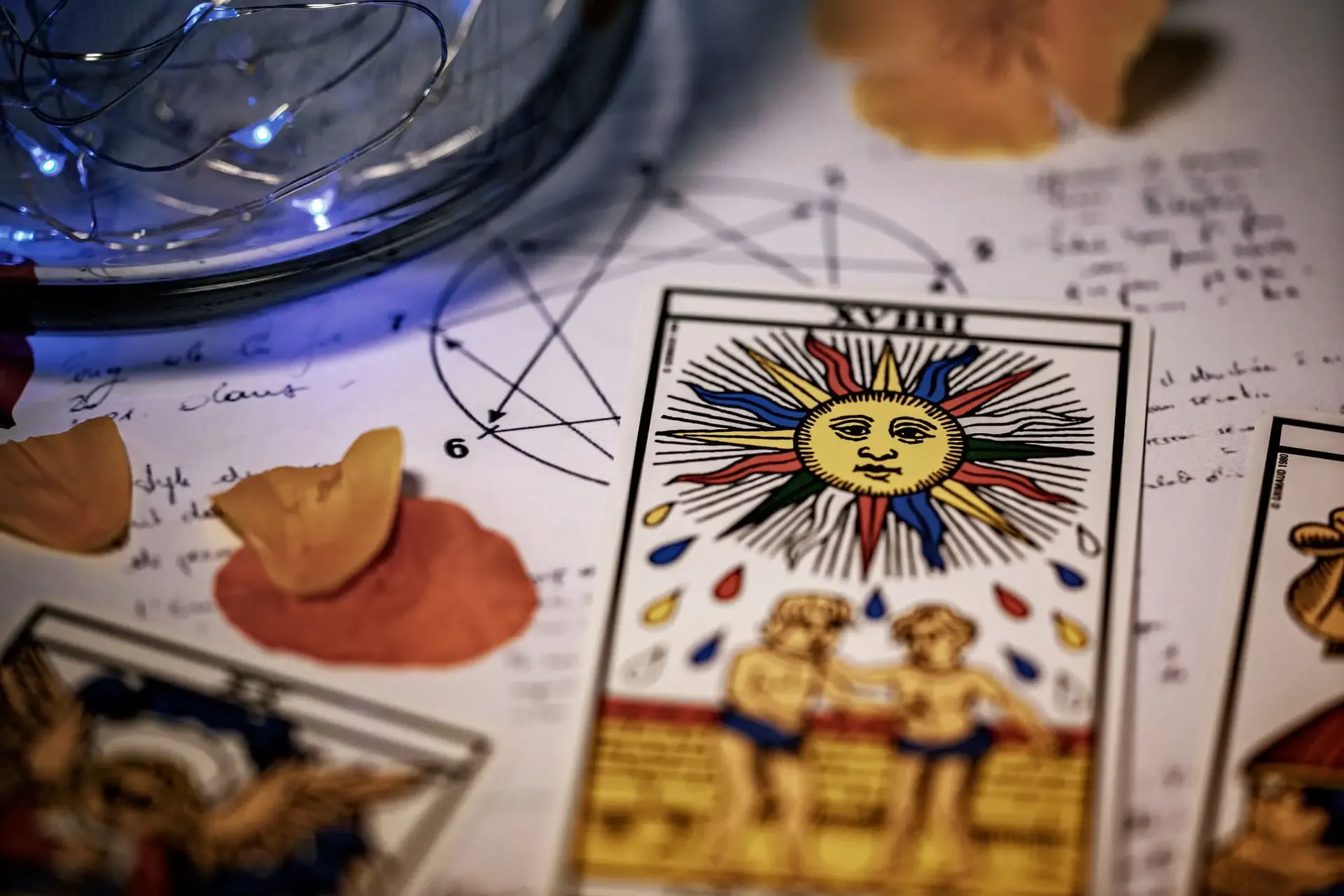 Une carte de Tarot posée sur une table décorée