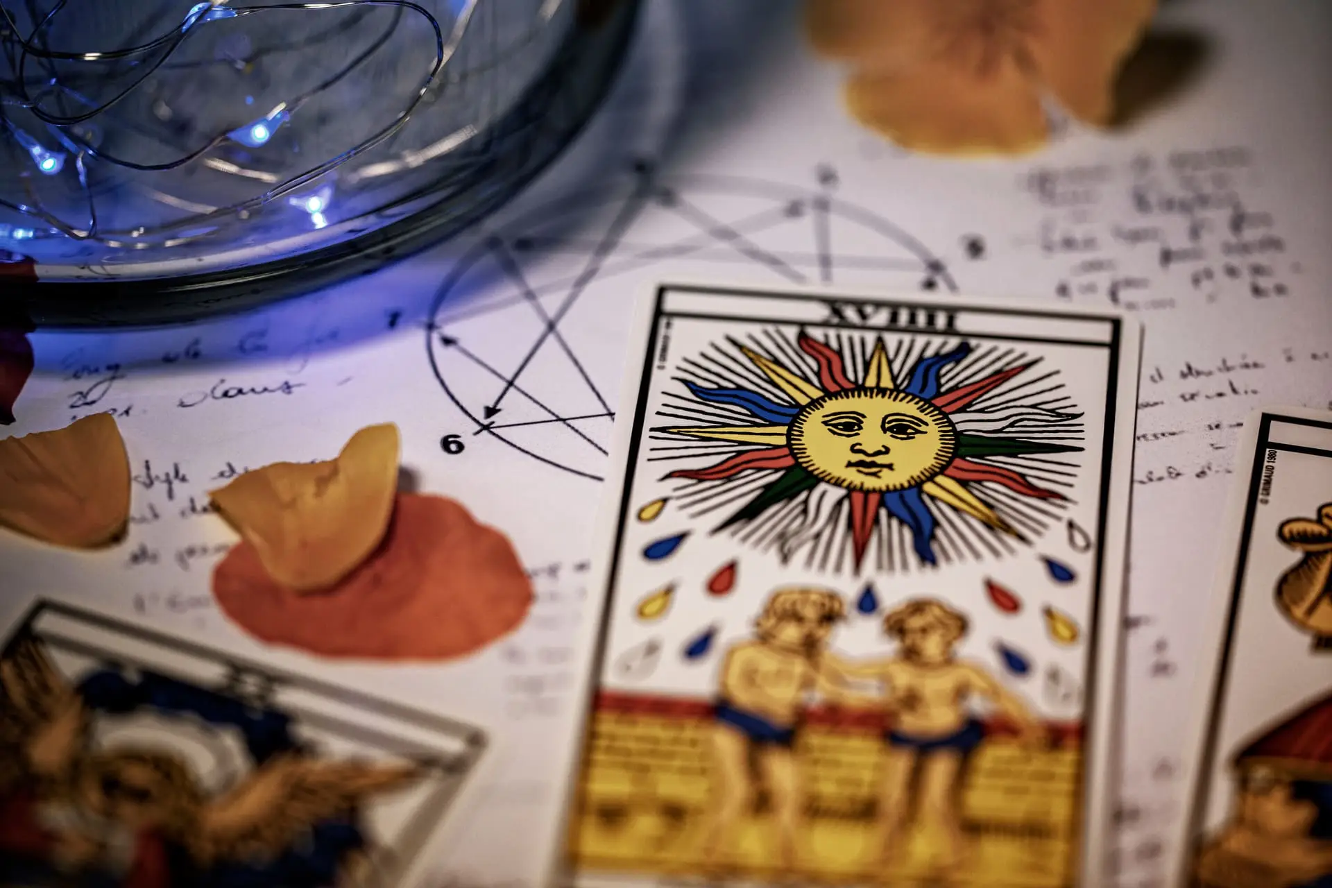 Une carte de Tarot posé sur une table décoré