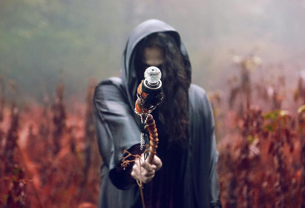 photo d'un Shaman avec un bâton qui jète un sort