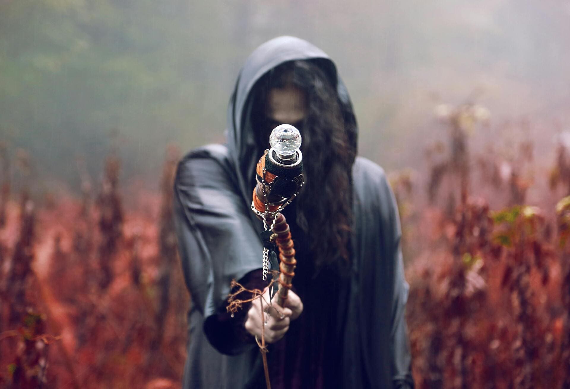 photo d'un Shaman avec un bâton qui jète un sort